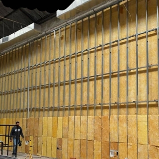 Aplicação de Lã de Vidro em um Auditório de Teatro